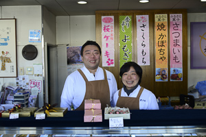 和菓子職人の中村弘一郎さんと、洋菓子職人の中村由利子さん